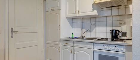 Kühlschrank, Ofen, Herdplatte, Wasserkocher mit Kaffee-/Teezubehör