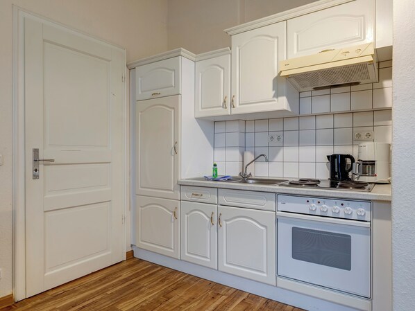 Kühlschrank, Ofen, Herdplatte, Wasserkocher mit Kaffee-/Teezubehör