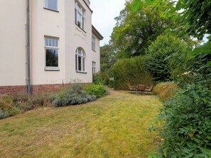 Property grounds - Welcome to Villa Daheim, apartment no. 3 in Kölpinsee on Usedom. (Kölpinsee)