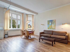 TV - Villa Daheim, Whg. 04:47 m² close to the sandy beach, WLAN & private parking space (Kölpinsee)