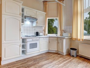 Jääkaappi, uuni, liesi, astianpesukone