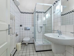 Shower, towels - Villa Daheim, Whg. 04:47 m² close to the sandy beach, WLAN & private parking space (Kölpinsee)