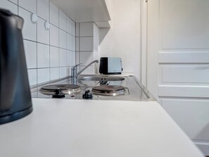 Kühlschrank, Herdplatte, Wasserkocher mit Kaffee-/Teezubehör, Toaster