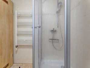 Een douche, een haardroger, handdoeken