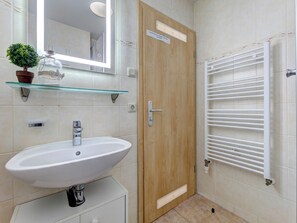 Douche, sèche-cheveux, serviettes fournies