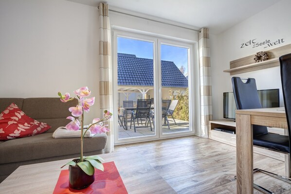 Tv, eldstad och dvd-spelare