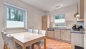 Kjøleskap, brødrister, kjøkkenutstyr og spisebord