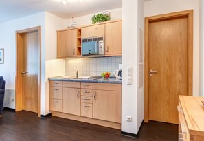 Jääkaappi, mikroaaltouuni, liesi, kahvin-/teenkeitin