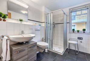 Een douche, een haardroger, handdoeken