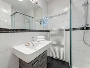 Dusche, Haartrockner, Handtücher