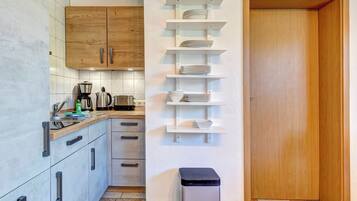 Kühlschrank, Mikrowelle, Herdplatte, Wasserkocher mit Kaffee-/Teezubehör