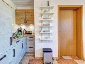Réfrigérateur, micro-ondes, plaque de cuisson, cafetière/bouilloire