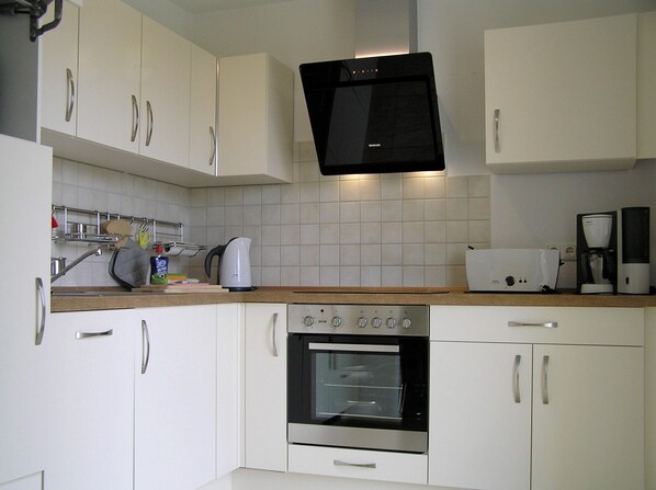 Een koelkast, een magnetron, een oven, een kookplaat