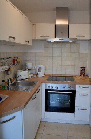 Kühlschrank, Ofen, Herdplatte, Wasserkocher mit Kaffee-/Teezubehör