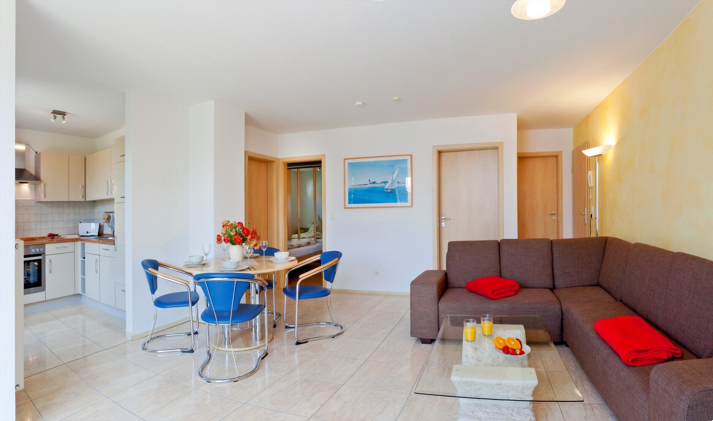 Eine moderne Wohnung mit Essbereich, Küche und Wohnzimmer.