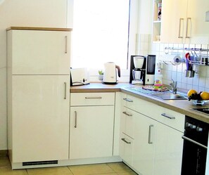 Køleskab, mikrobølgeovn, ovn, kogeplade