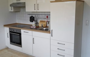 Kjøleskap, ovn, kokeplater og kaffetrakter/tekoker