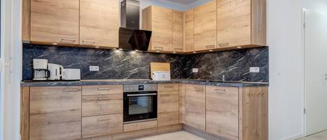 Fridge, oven, stovetop, dishwasher