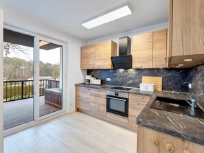 Fridge, oven, stovetop, dishwasher