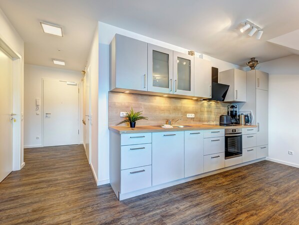 Fridge, oven, stovetop, dishwasher