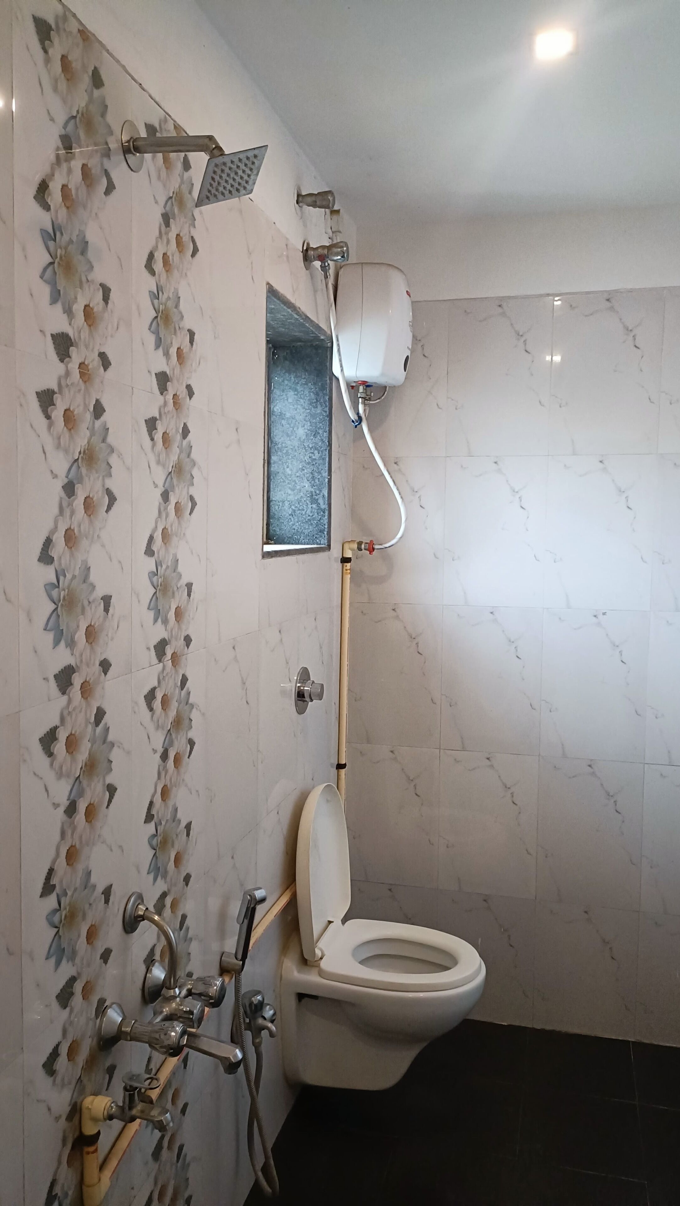 Deluxe Room | Bathroom | Shower, free toiletries, towels, soap