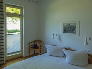 1 bedroom, bed sheets