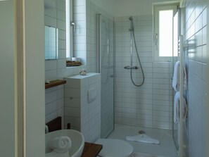 Shower, hair dryer, towels - Welcome to the "Sonneninsel" vacation apartment in Ückeritz on Usedom! (Ückeritz)