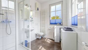 Dusche, Haartrockner, Handtücher