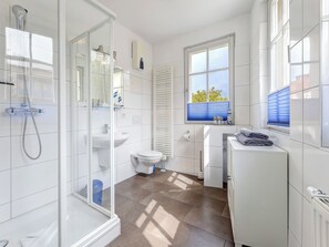 Een douche, een haardroger, handdoeken