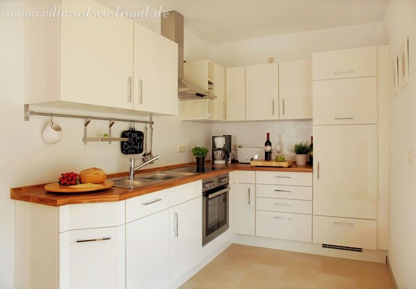 Frigorífico, horno, placa de cocina y lavavajillas