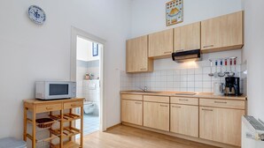 Kaffetrakter/tekoker, kjøleskap, mikrobølgeovn og kokeplater