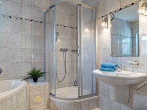 Dusche, Haartrockner, Handtücher
