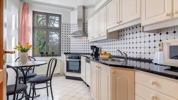 Coffee/tea maker, fridge, microwave, oven