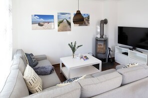 Tv, pejs, dvd-afspiller, bøger