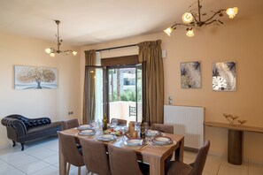 Villa with Private Pool | Τραπεζαρία