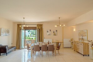 Villa with Private Pool | Comedor