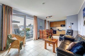 TV, books, stereo - Welcome to the four-star apartment Am Sonnengarten 3 in the Ostseebad Heringsdorf (Heringsdorf)