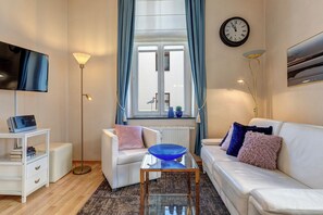 Télévision, lecteur de DVD, livres, chaîne hi-fi