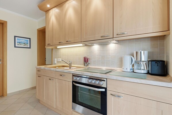 Fridge, oven, stovetop, coffee/tea maker