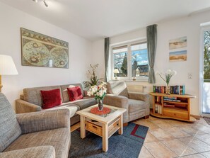 Fernseher, DVD-Player, Bücher, Stereoanlage