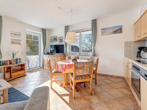 Fridge, microwave, oven, stovetop - Ostseequartett, Whg. 24 Strand-im-Schuh: 55 m² for 4 persons with balcony (Zinnowitz)