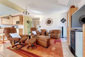 Télévision, cheminée, médiathèque, chaîne hi-fi