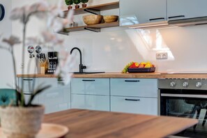 Een koelkast, een microgolfoven, een oven, een kookplaat