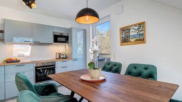 Frigorifero, microonde, forno, piano cottura