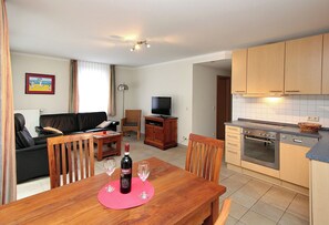 テレビ、書庫、ステレオ