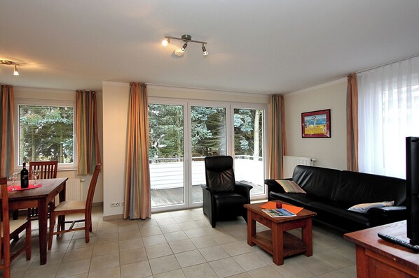 テレビ、書庫、ステレオ