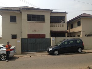 Exterior - Studio apartment in Adabraka, Accra with AC, WiFi (Adabraka)