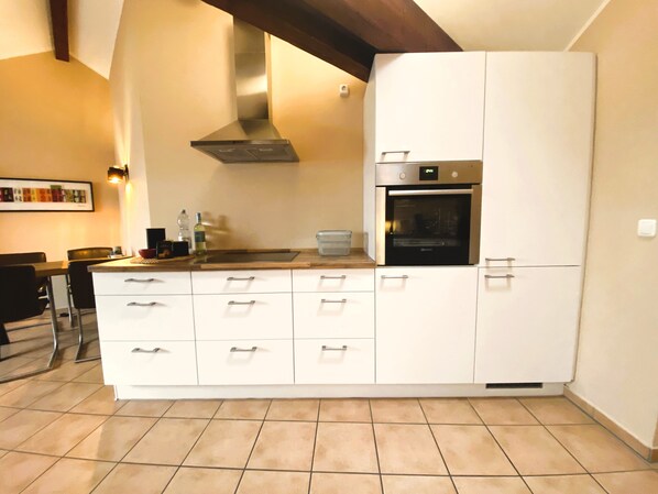 Refrigerador, horno, parrilla de estufa y lavavajillas 