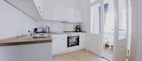 Réfrigérateur, un four, surface de cuisson, lave-vaisselle