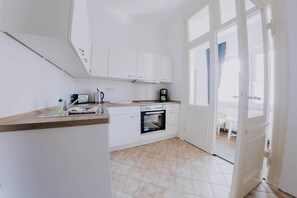 Een koelkast, een oven, een kookplaat, een vaatwasser